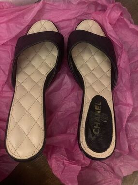 CHANEL Black Leather Open-Toe Quilted Insole Slide Mules